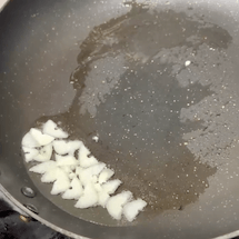 ガーリックオイルを作る：マグロのガーリックポン酢漬けレシピ