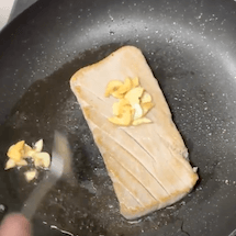 マグロを両面焼く：マグロのガーリックポン酢漬けレシピ